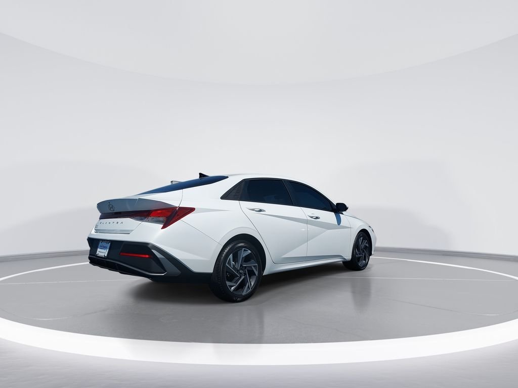 Used 2025 White Hyundai SE image 8