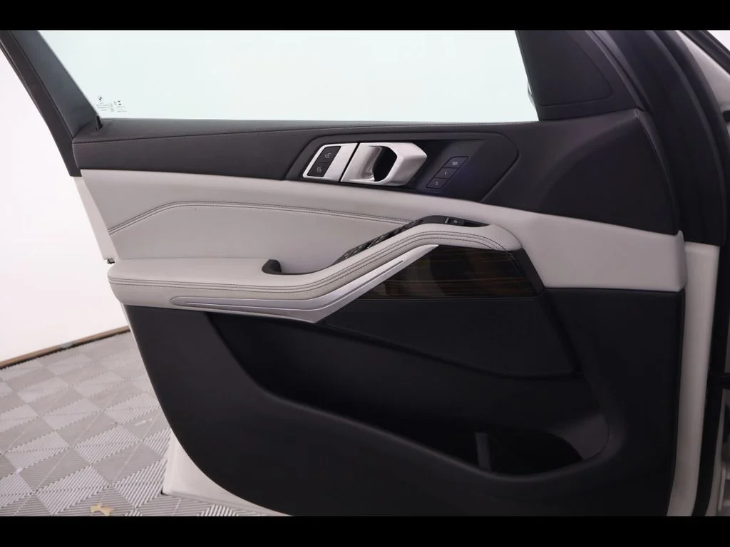 Used 2023 White BMW sDrive40i image 33