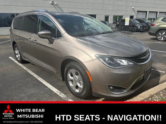2018 Chrysler Pacifica Hybrid Touring L's photo