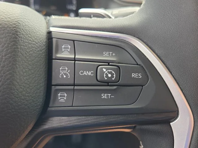 Used 2025 Red Jeep Altitude image 25