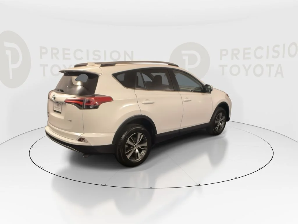 Used 2018 Super White Toyota XLE image 19