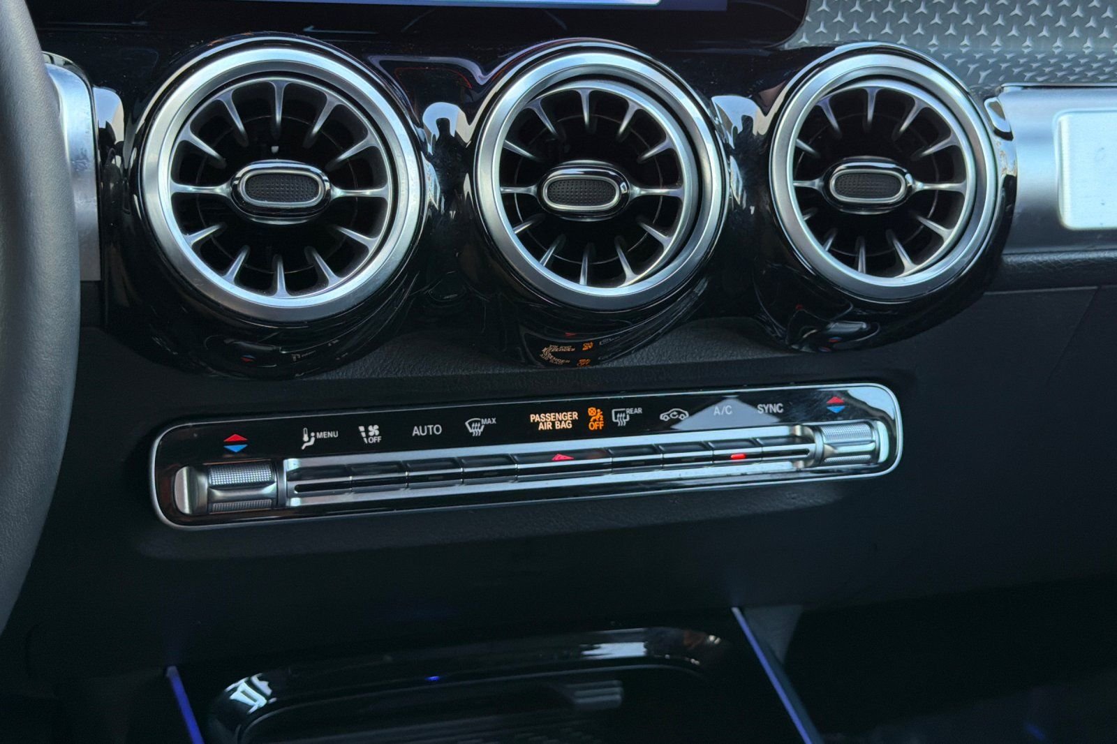 Used 2024 White Mercedes-Benz GLB 250 image 19