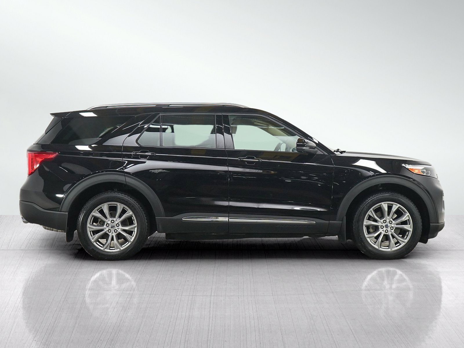 Used 2022  Ford Limited image 6