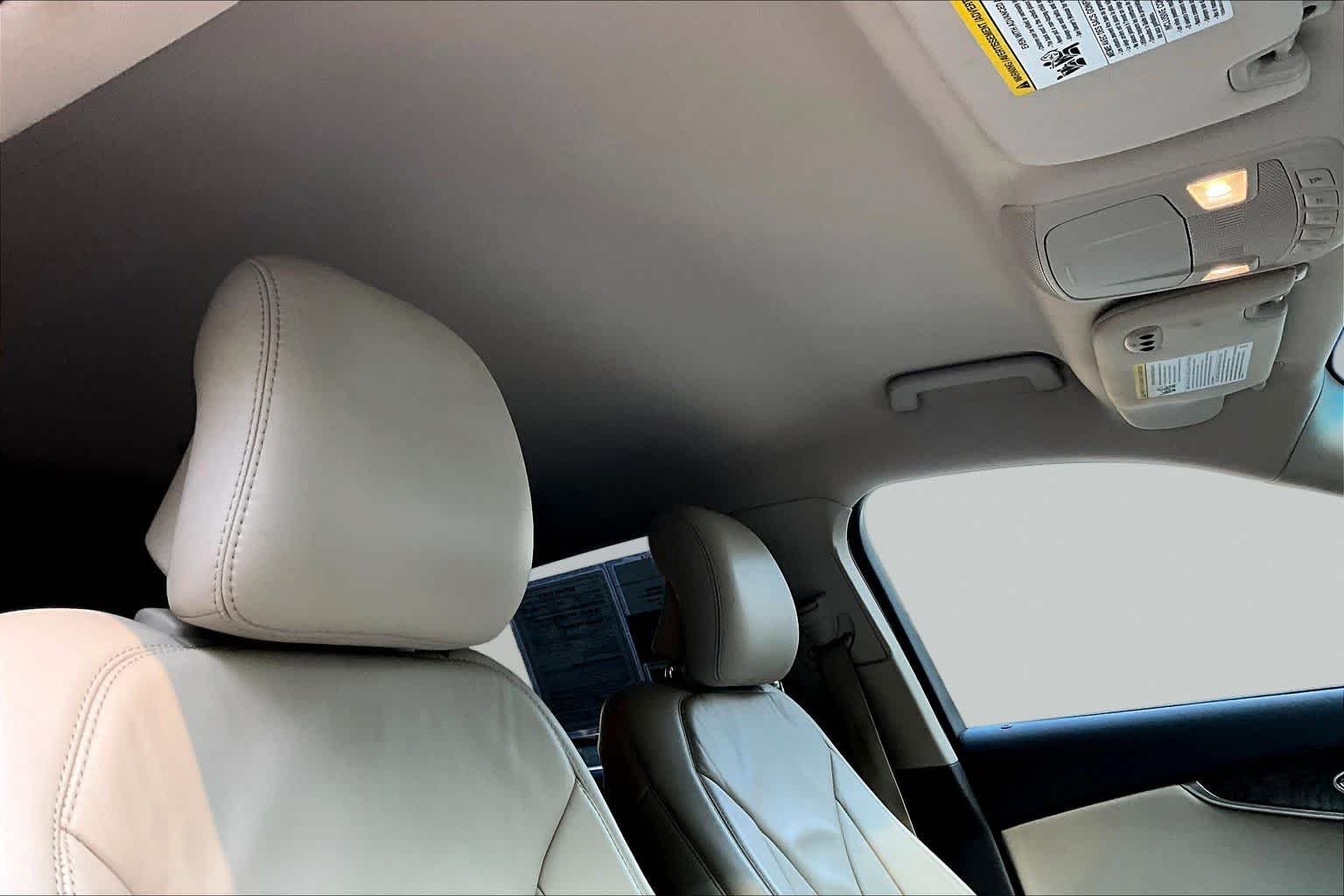 Used 2018 Ivory Pearl Lincoln Select image 14