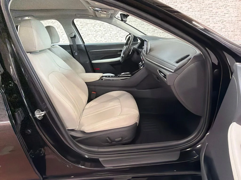 Used 2022 Black Hyundai Limited image 11