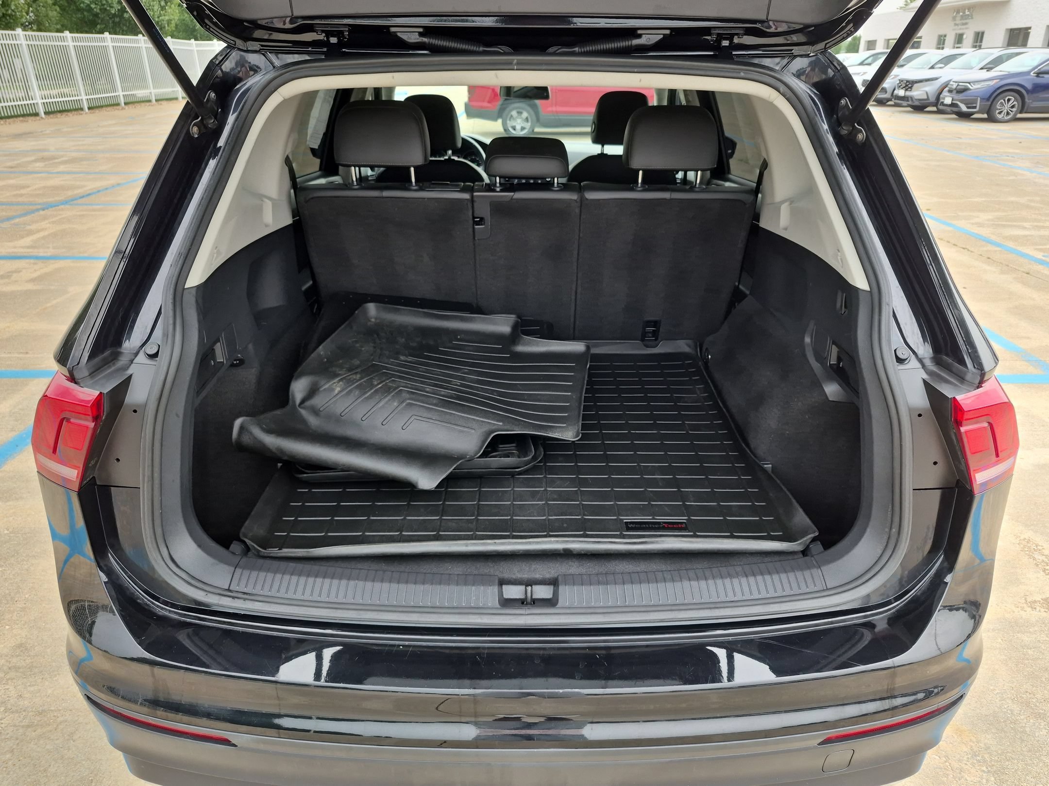 Used 2019 Deep Black Volkswagen SE image 26