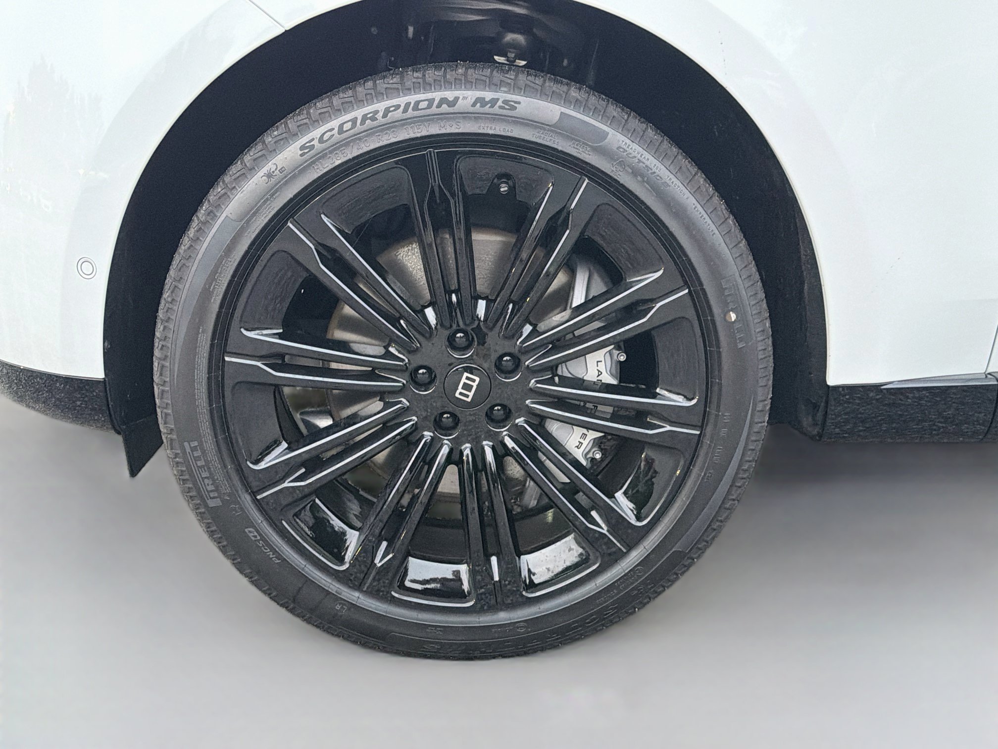 New 2027 Fuji White LAND ROVER  image 41