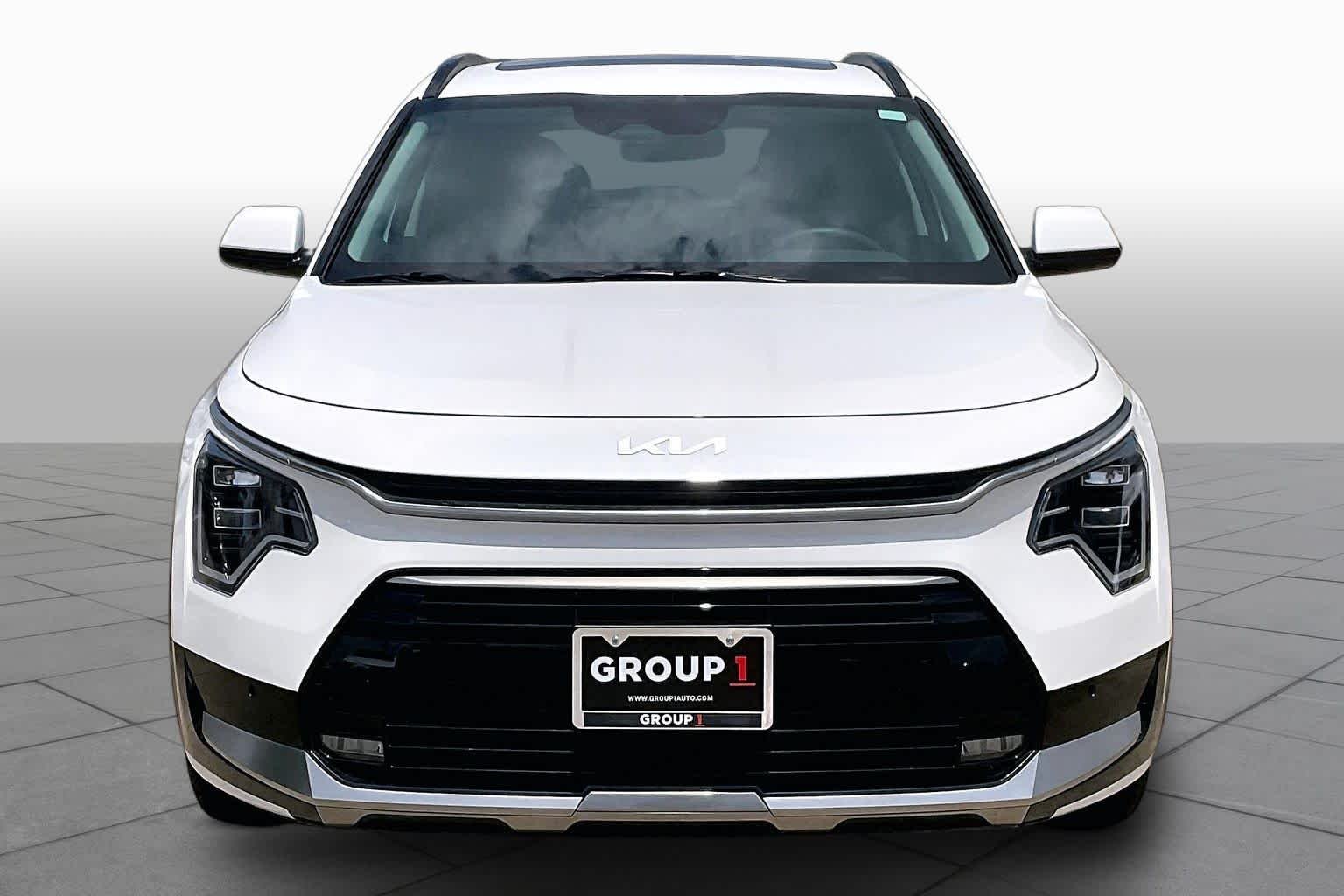 Used 2024 Snow White Pearl Kia SX Touring image 4