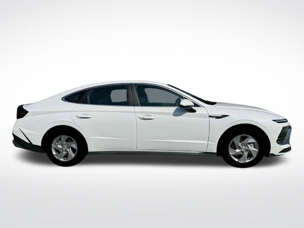 New 2025 White Hyundai SE image 28