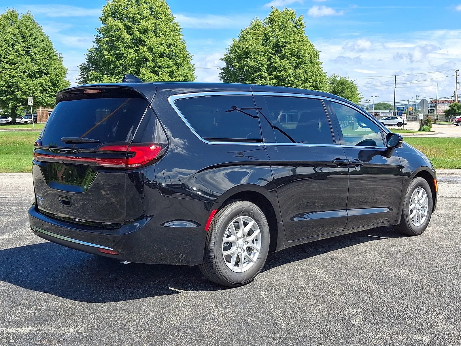 New 2027 Diamond Black Crystal Pearl-Coat Exterior Paint Chrysler Select image 7