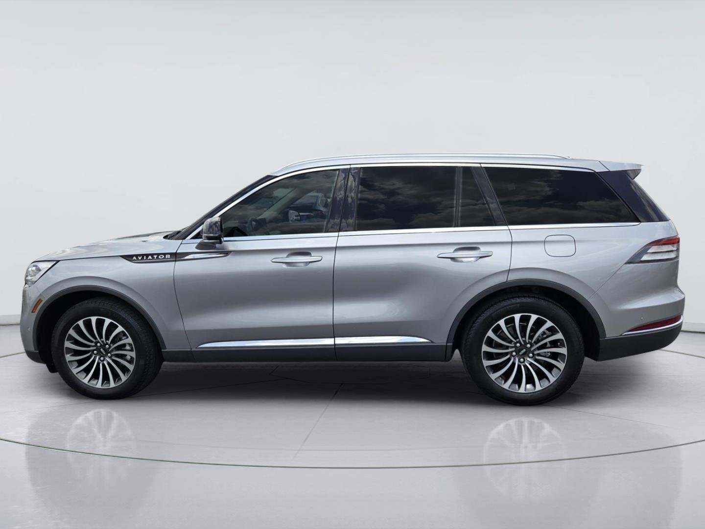 Used 2022 Silver Radiance Metallic Clearcoat Lincoln Reserve image 5