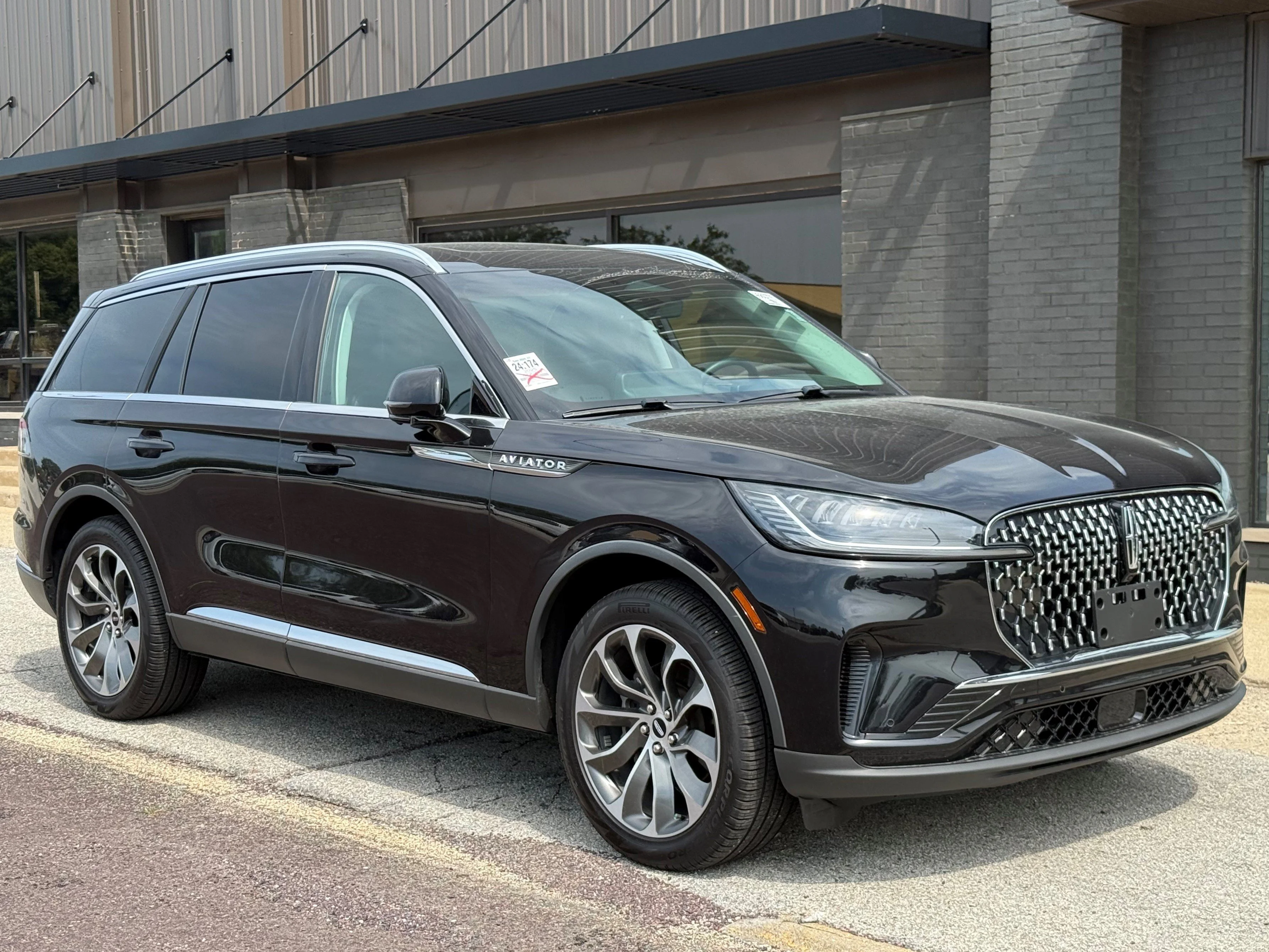 Used 2025 Black Metallic Lincoln Premiere image 3