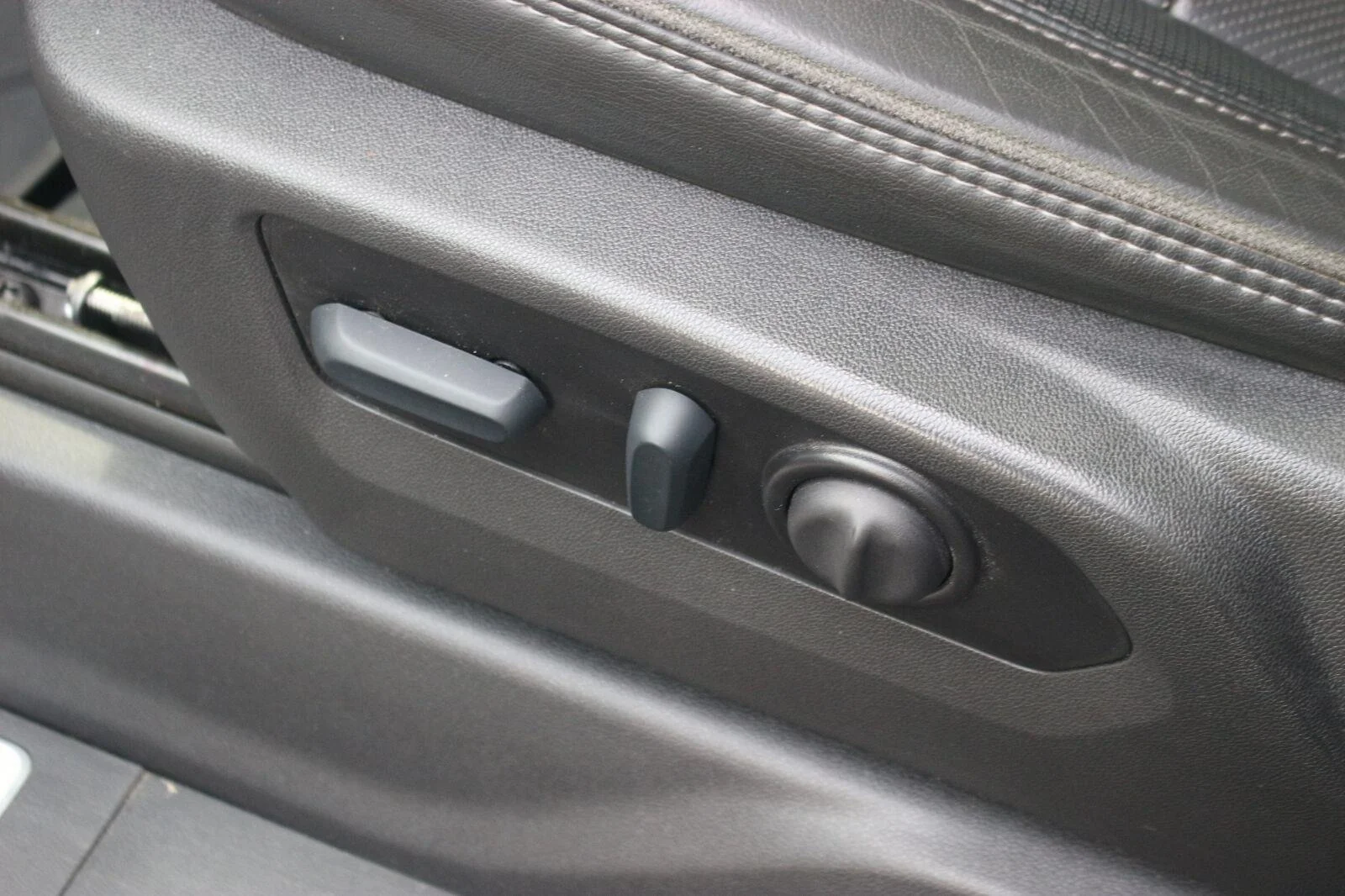 Used 2023 IRIDESCENT PEARL TRICOAT Chevrolet High Country image 19
