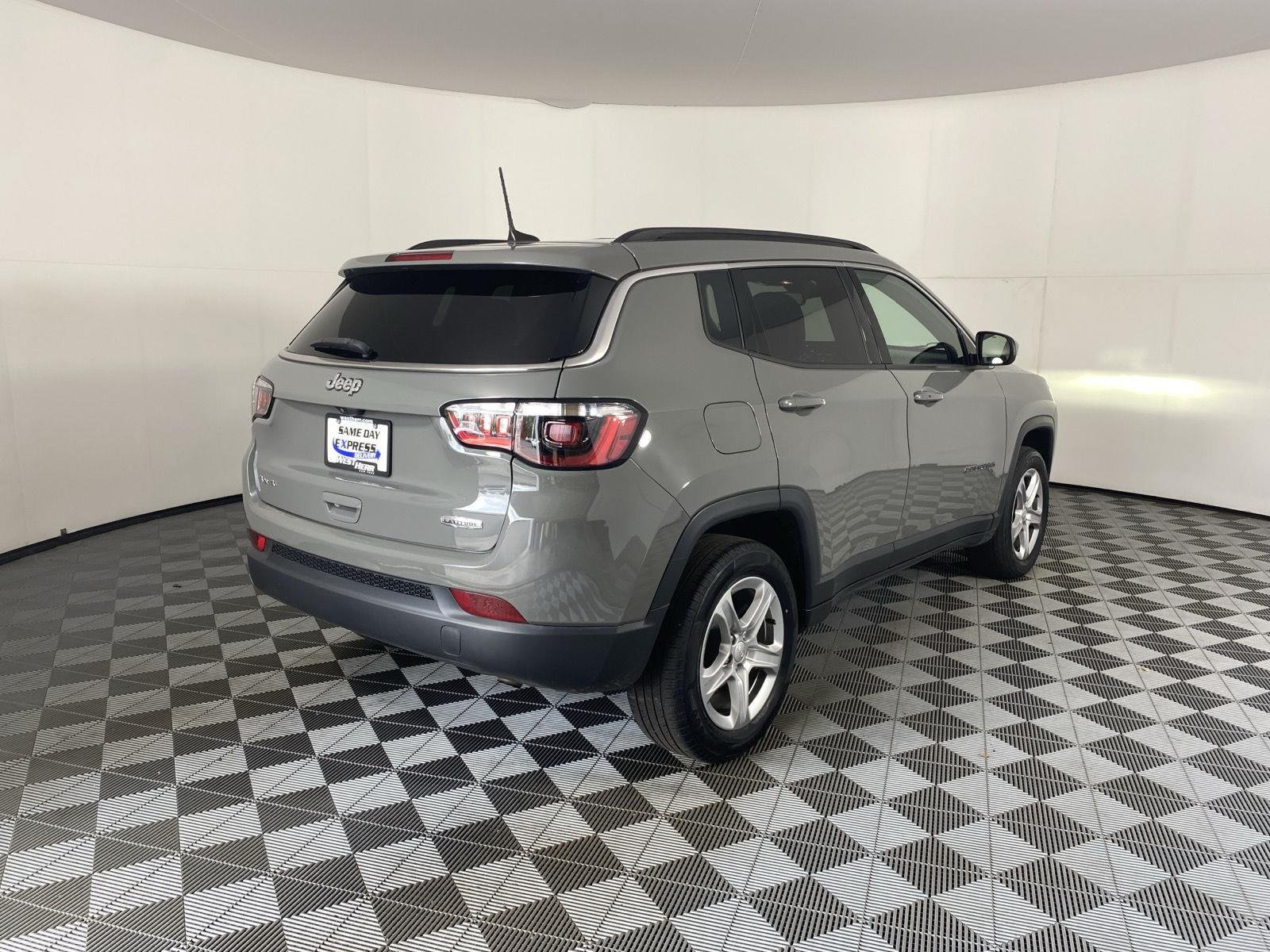 Used 2023 Sting-Gray Clearcoat Jeep Latitude image 9