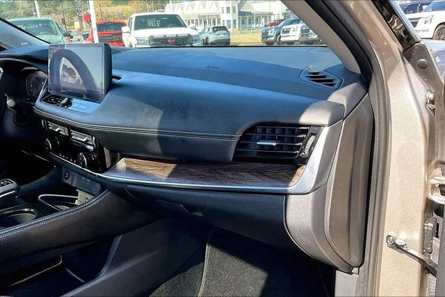 Used 2025 Gold Nissan Platinum image 23