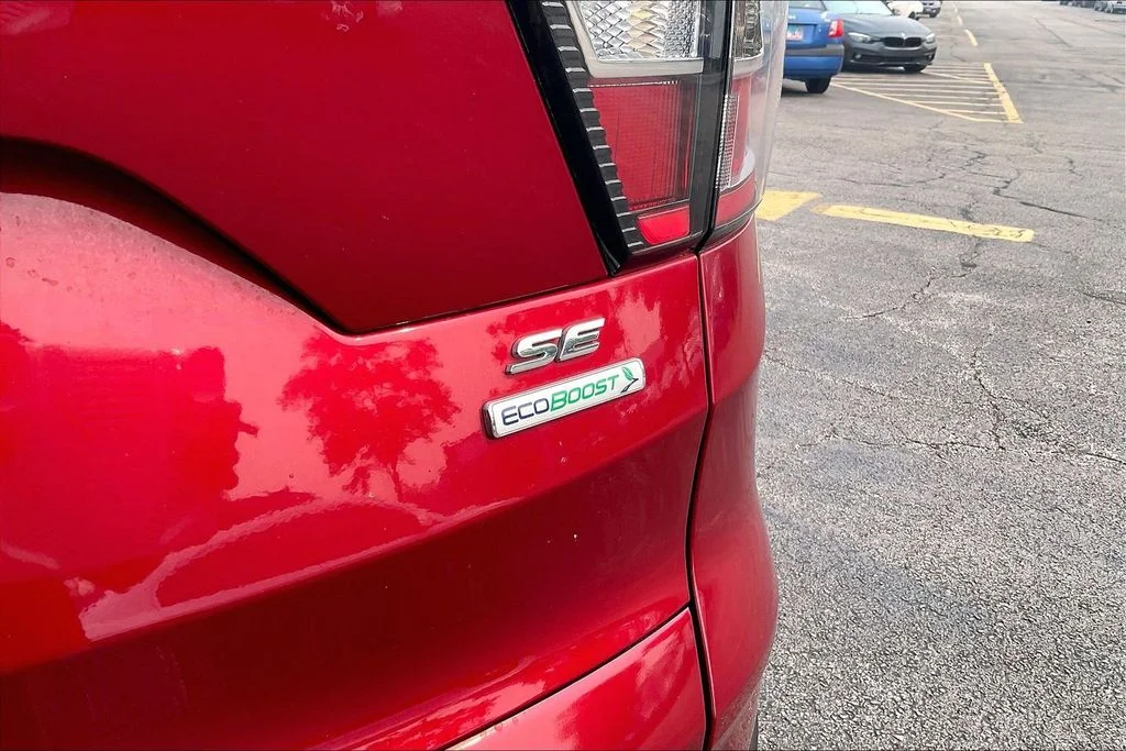 Used 2017 Red Ford SE image 9