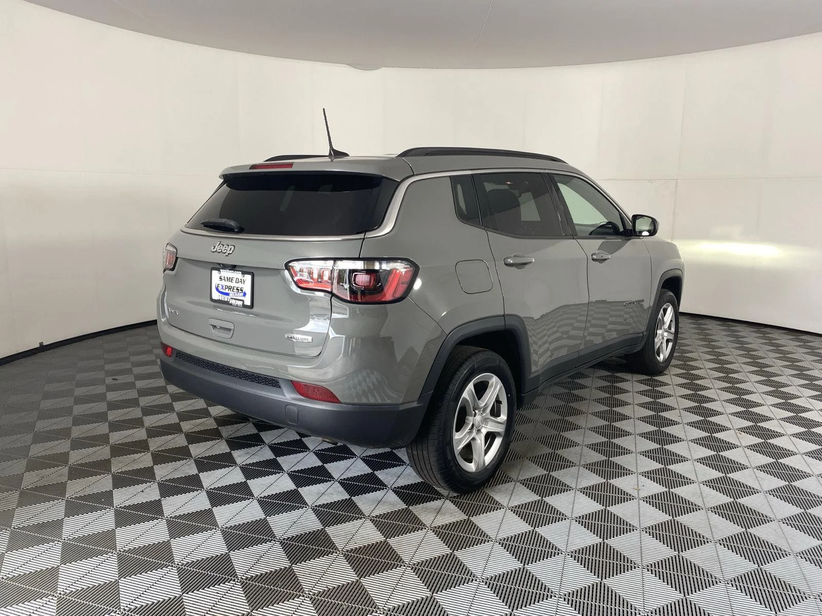 Used 2023 Sting-Gray Clearcoat Jeep Latitude image 9
