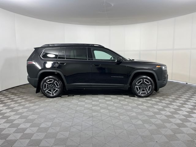 New 2026 Diamond Black Crystal Pearl-Coat Exterior Paint Jeep Laredo image 4