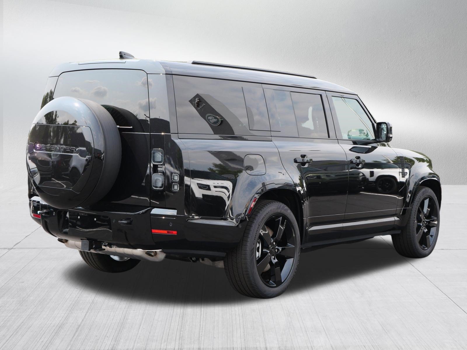 New 2026 Santorini Black Land Rover X-Dynamic SE image 2
