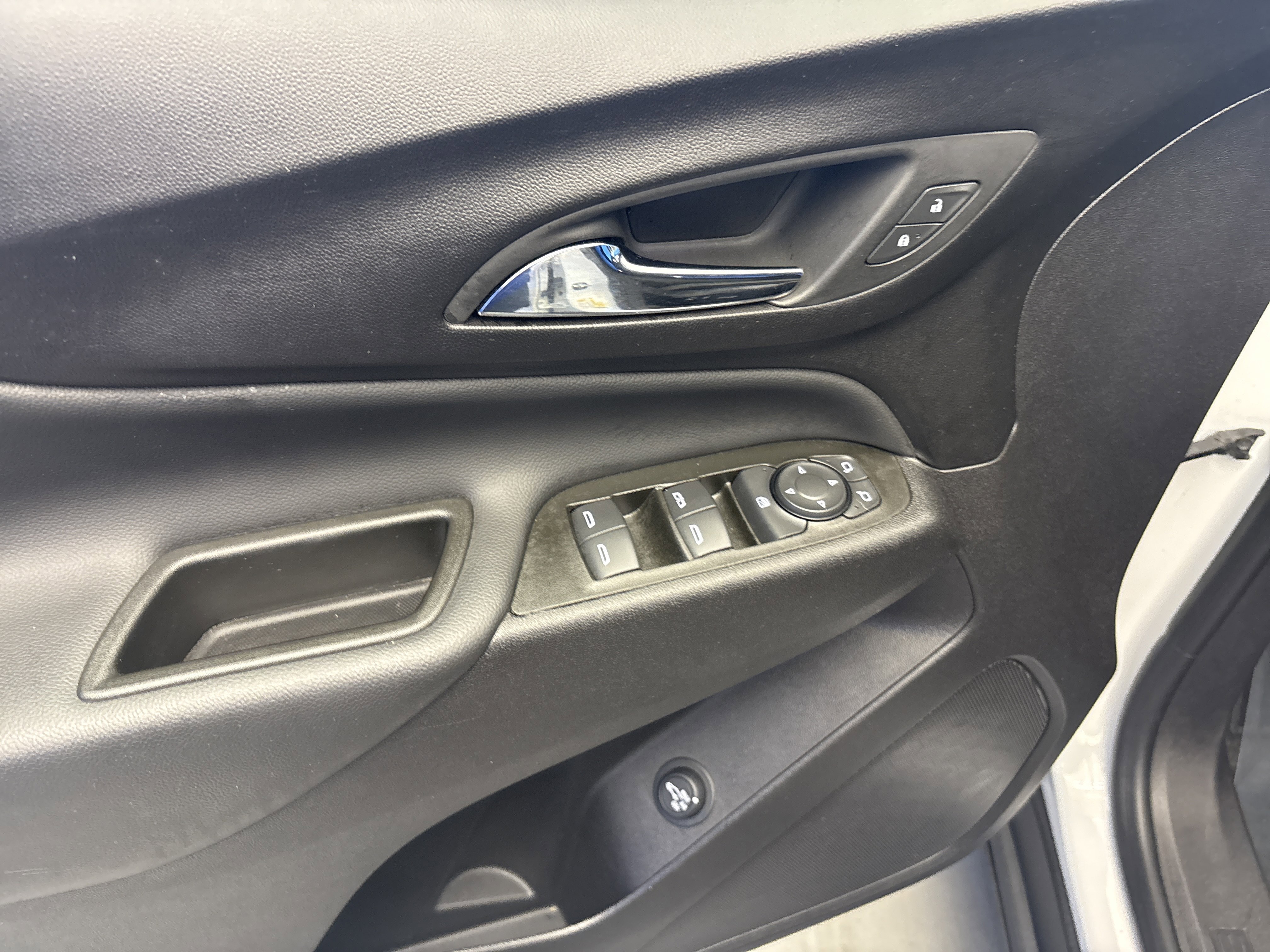 Used 2024 Summit White Chevrolet LT image 10