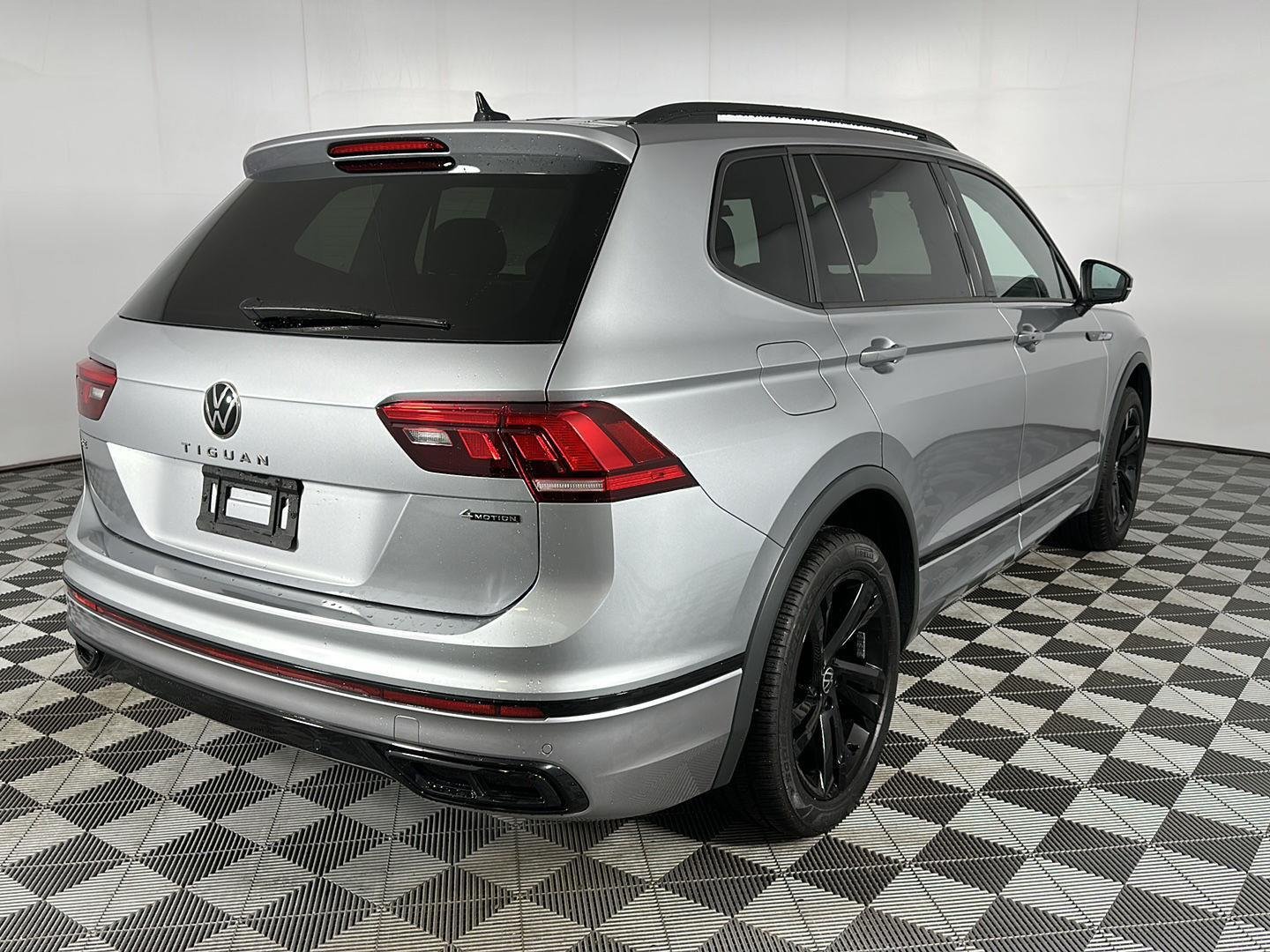 Used 2024 Pyrite Silver Metallic Volkswagen SE R-Line Black image 26