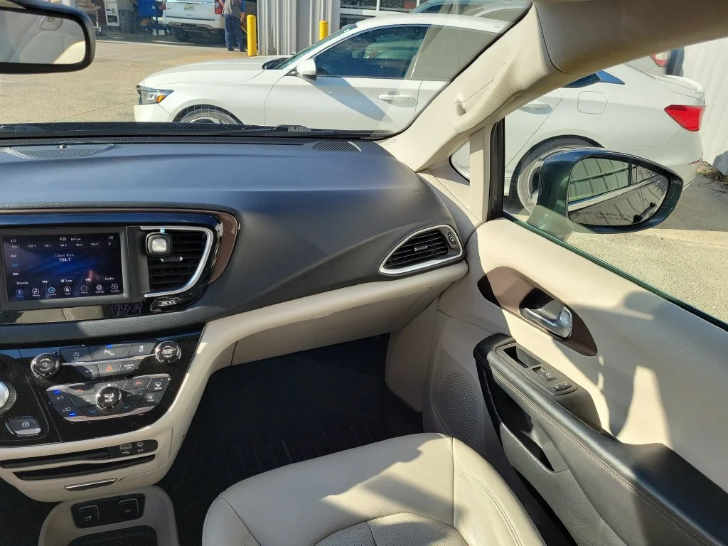 Used 2018 Gray Chrysler Touring L image 13
