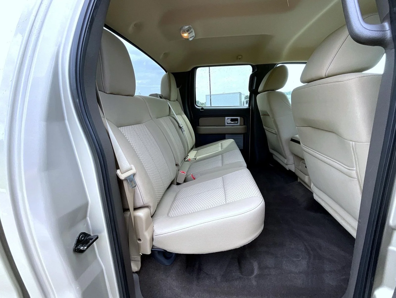 Used 2010 Gold Ford XLT image 19