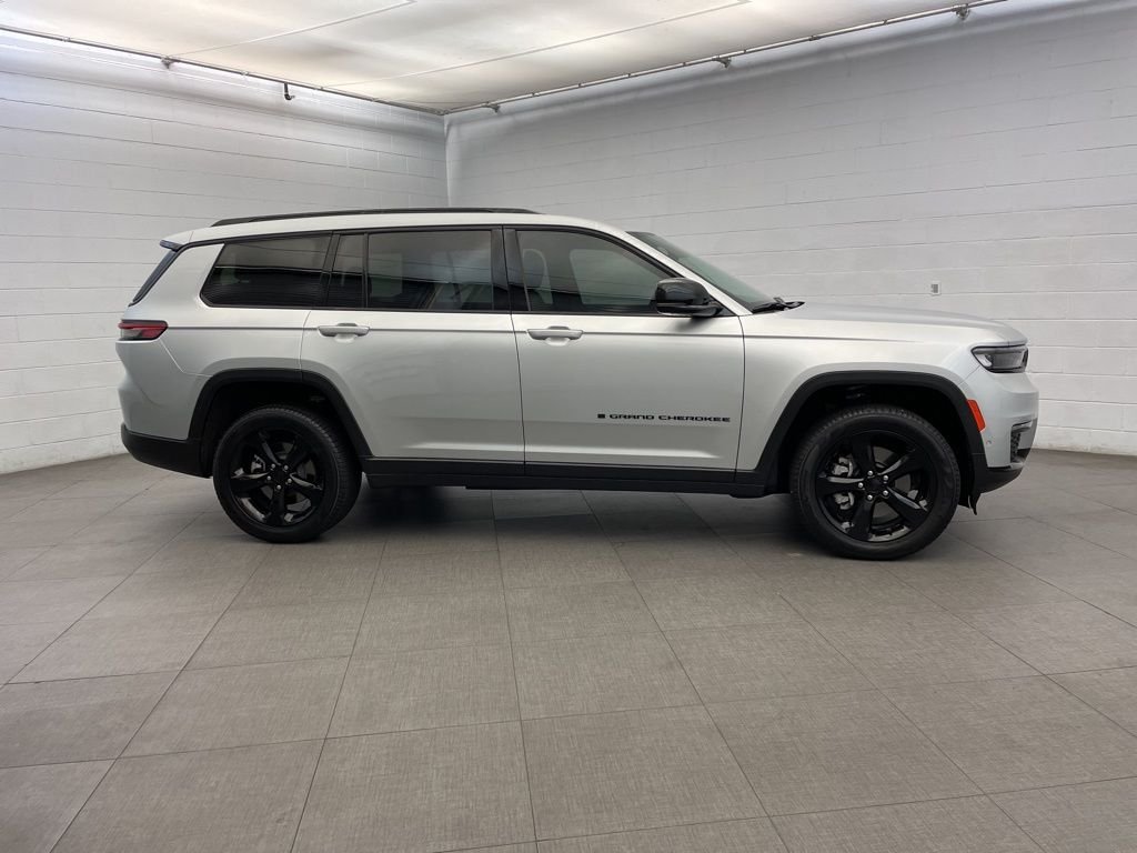 New 2025 Silver Zynith Exterior Paint Jeep Limited image 2