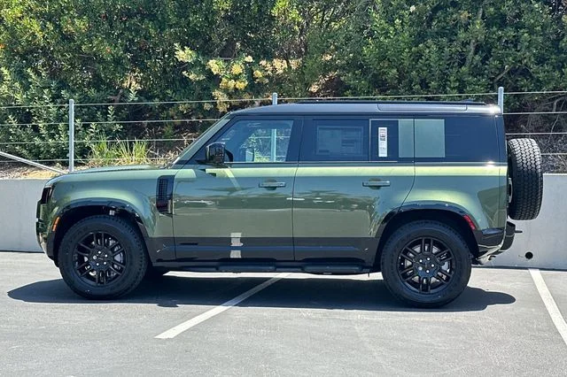 New 2026 Woolstone Green Land Rover X-Dynamic SE image 2