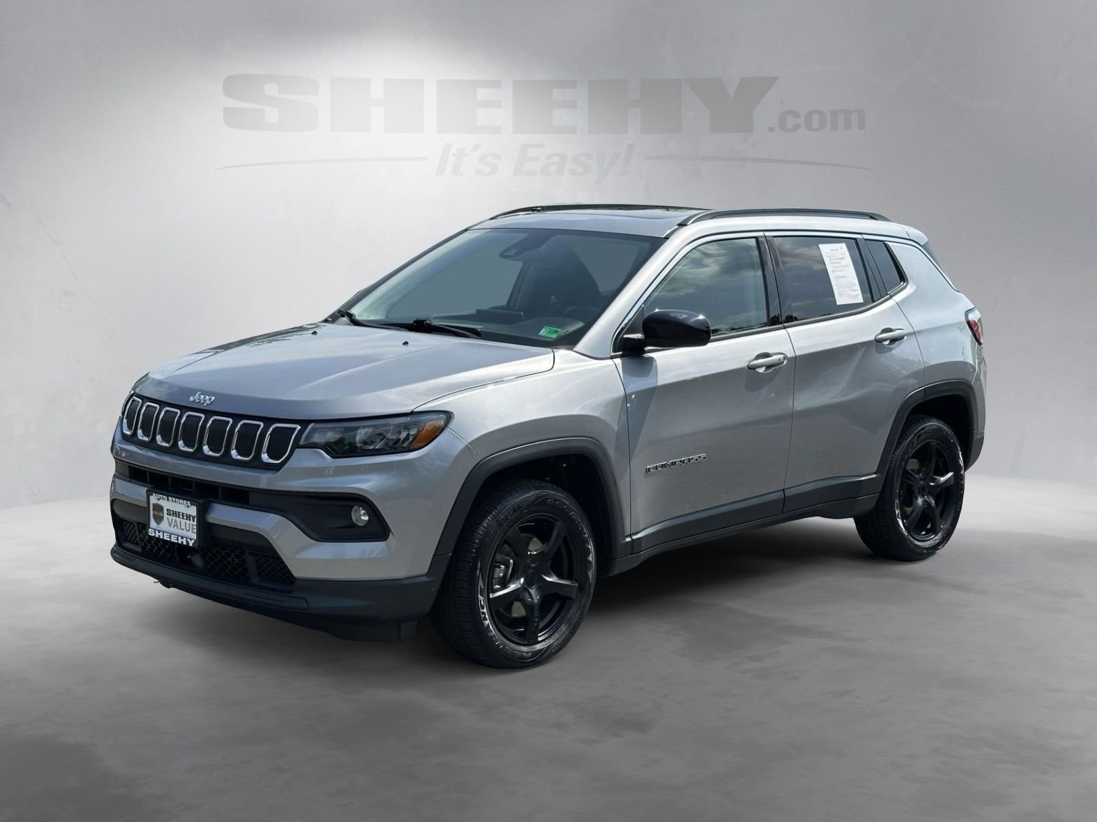 Used 2022 Silver Jeep Latitude image 15