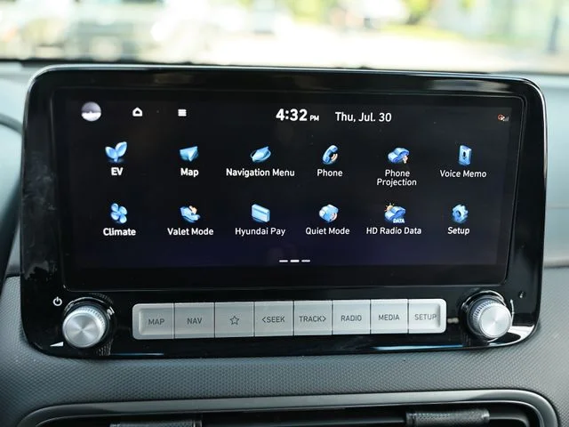 Used 2023 Lunar White Hyundai SEL image 37