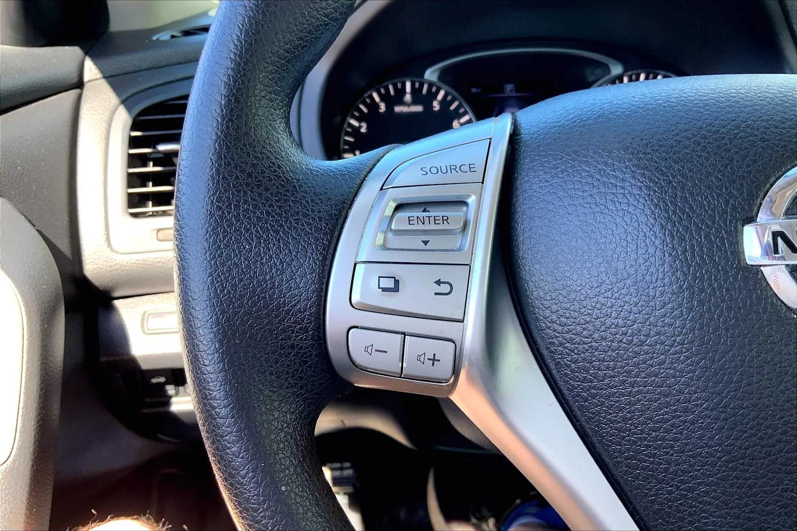 Used 2018 Glacier White Nissan 2.5 S image 22