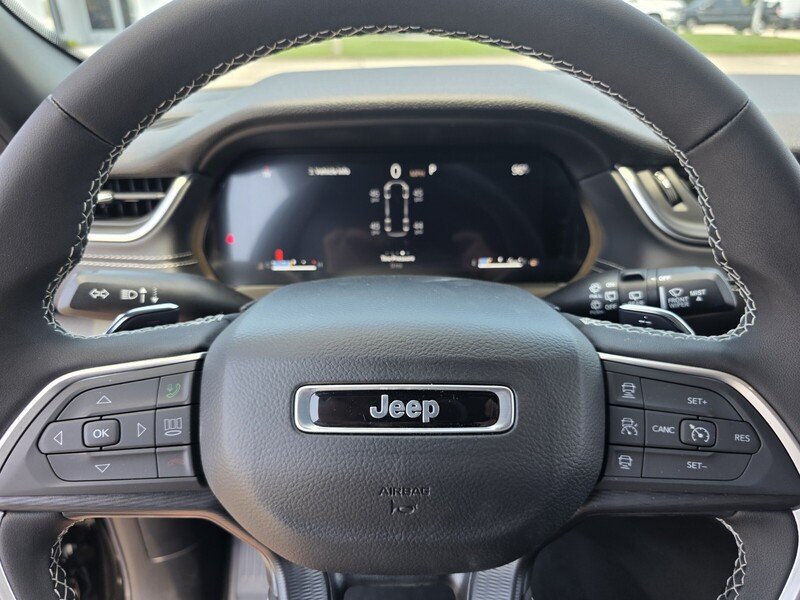 New 2026 Diamond Black Crystal Pearl-Coat Exterior Paint Jeep LAREDO 4X2 image 27