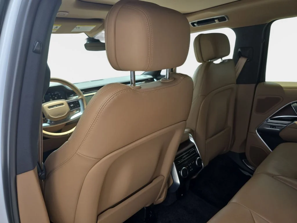 Used 2025 White Land Rover SE image 12