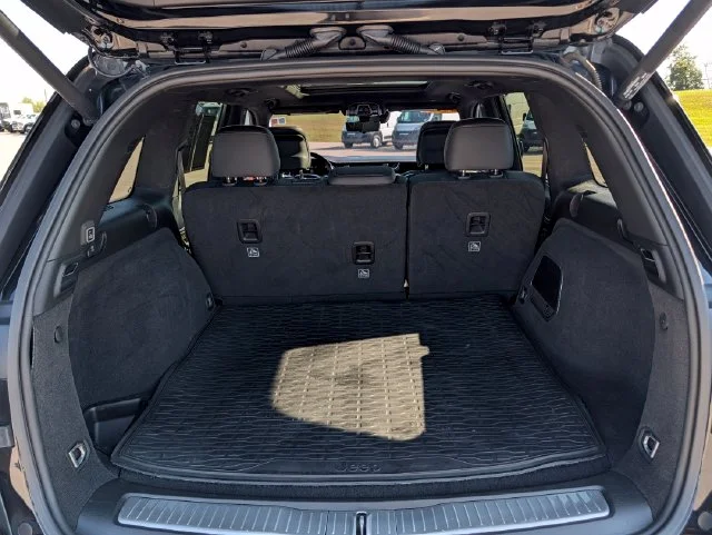 Used 2022 Black Jeep Summit Reserve image 22