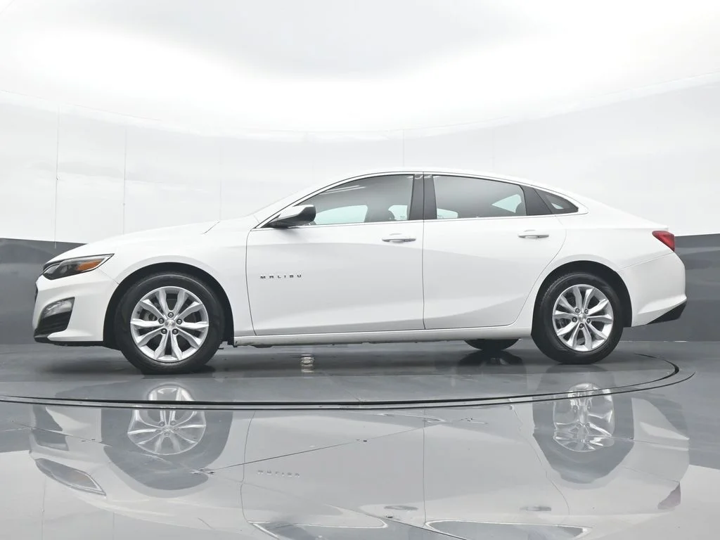 Used 2025 White Chevrolet LT image 27