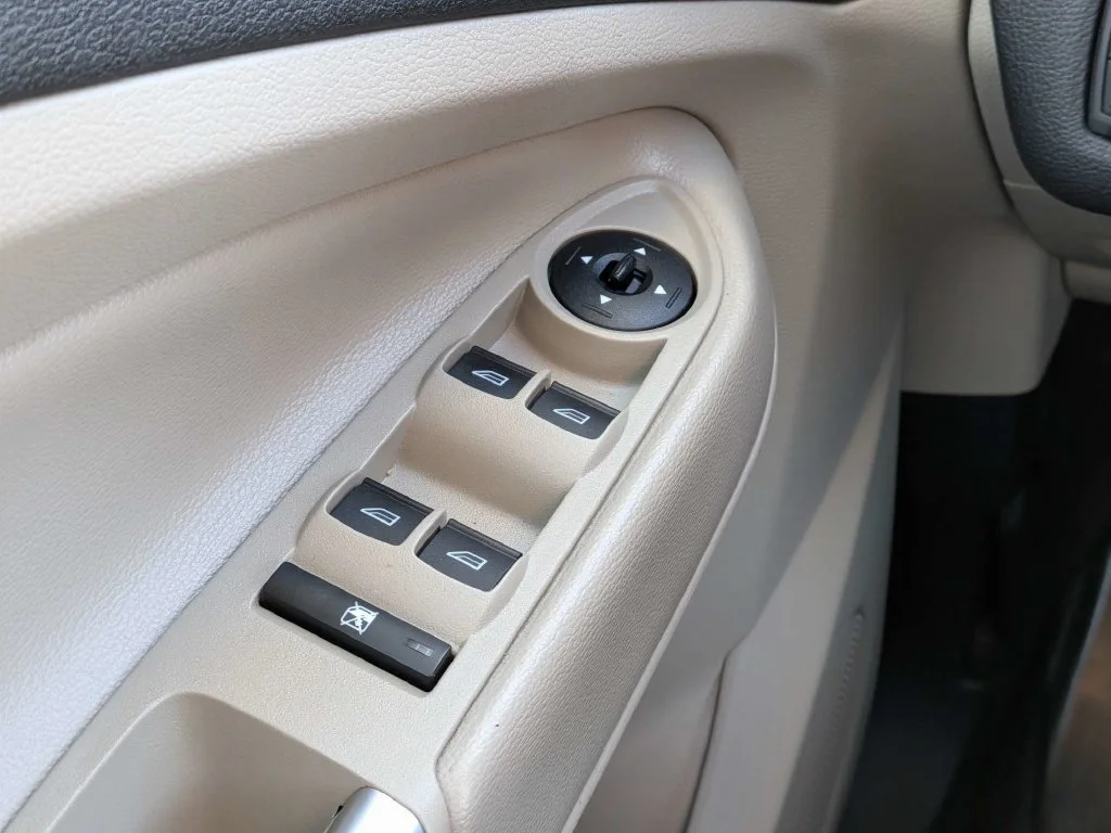 Used 2018 Oxford White Ford SE image 18