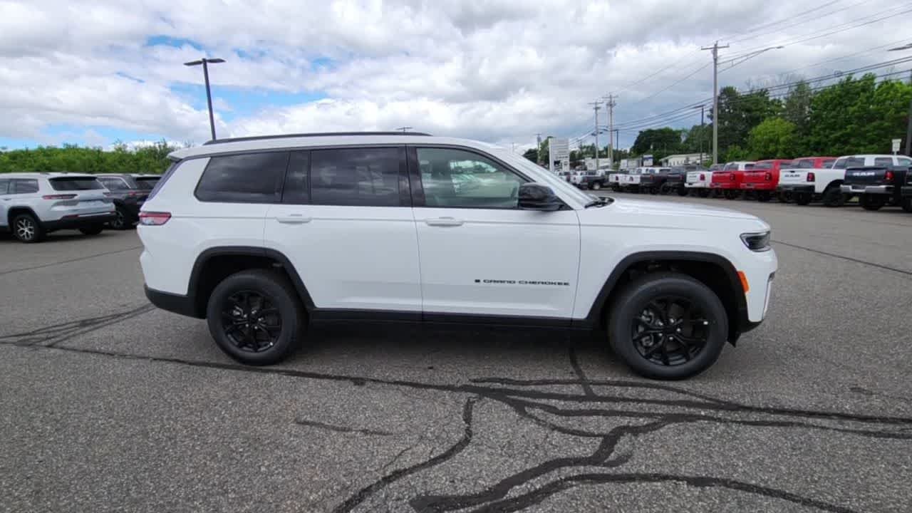New 2026 Bright White Clearcoat Jeep Laredo Altitude image 2