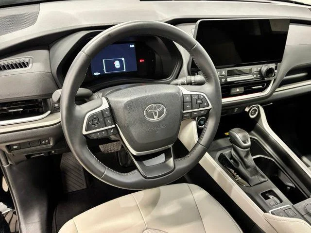 Used 2025 MIDNIGHT BLACK METALLIC Toyota  image 15