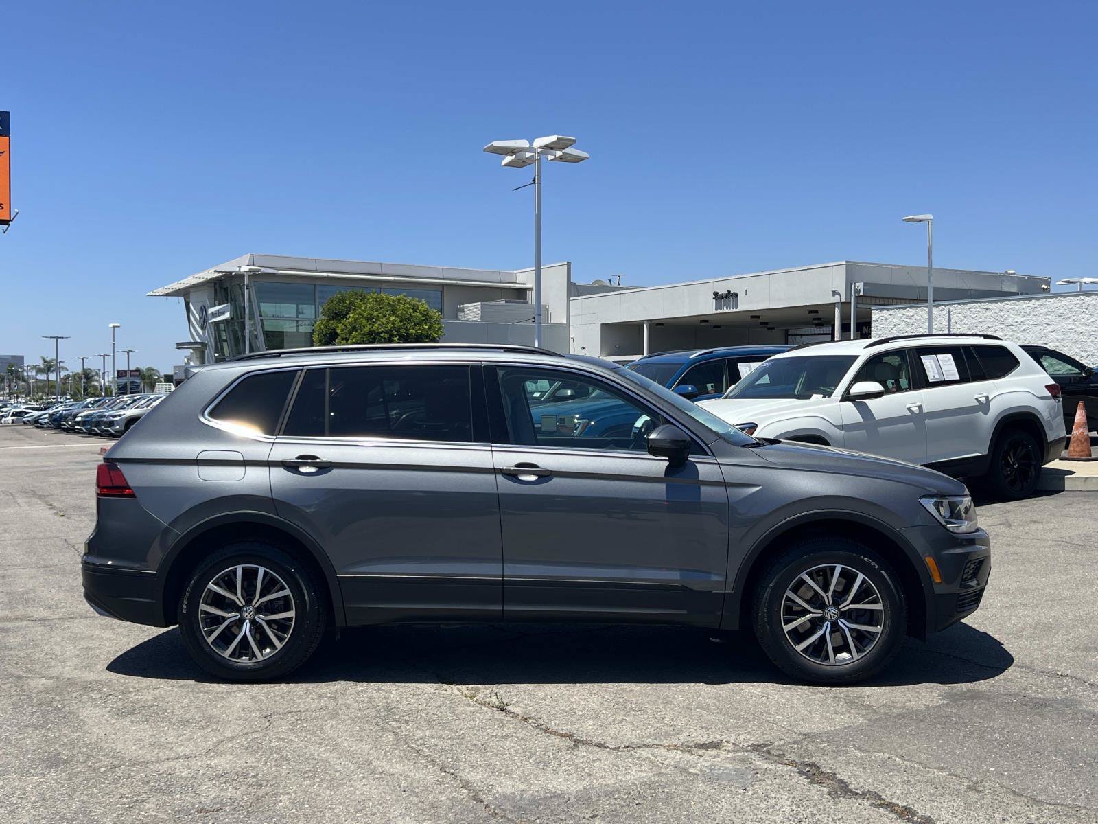 Used 2019 Platinum Gray Metallic Volkswagen SE image 28