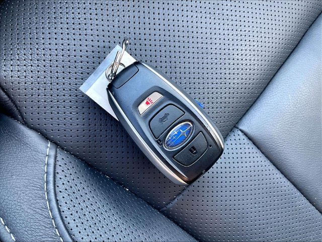 Used 2023 Ice Silver Metallic Subaru Limited image 11