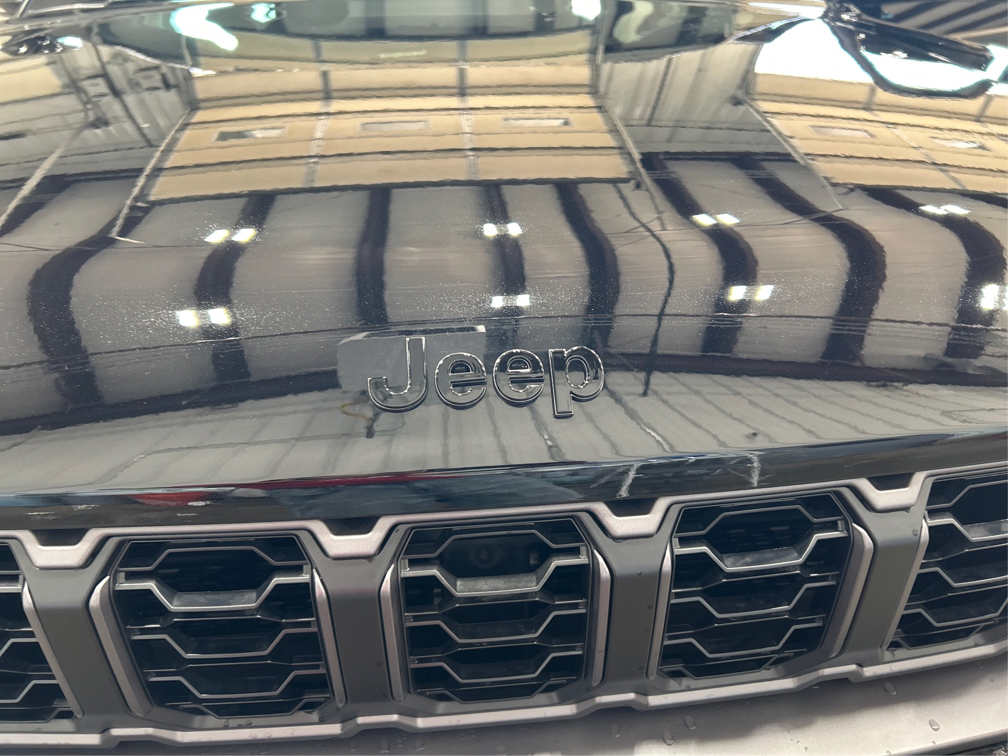 New 2026 Diamond Black Crystal Pearl-Coat Exterior Paint Jeep Altitude image 24