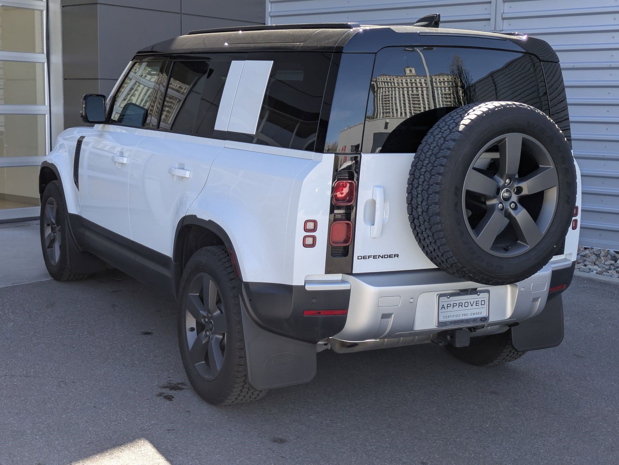 Used 2025 Fuji White Land Rover 110 P300 S image 7