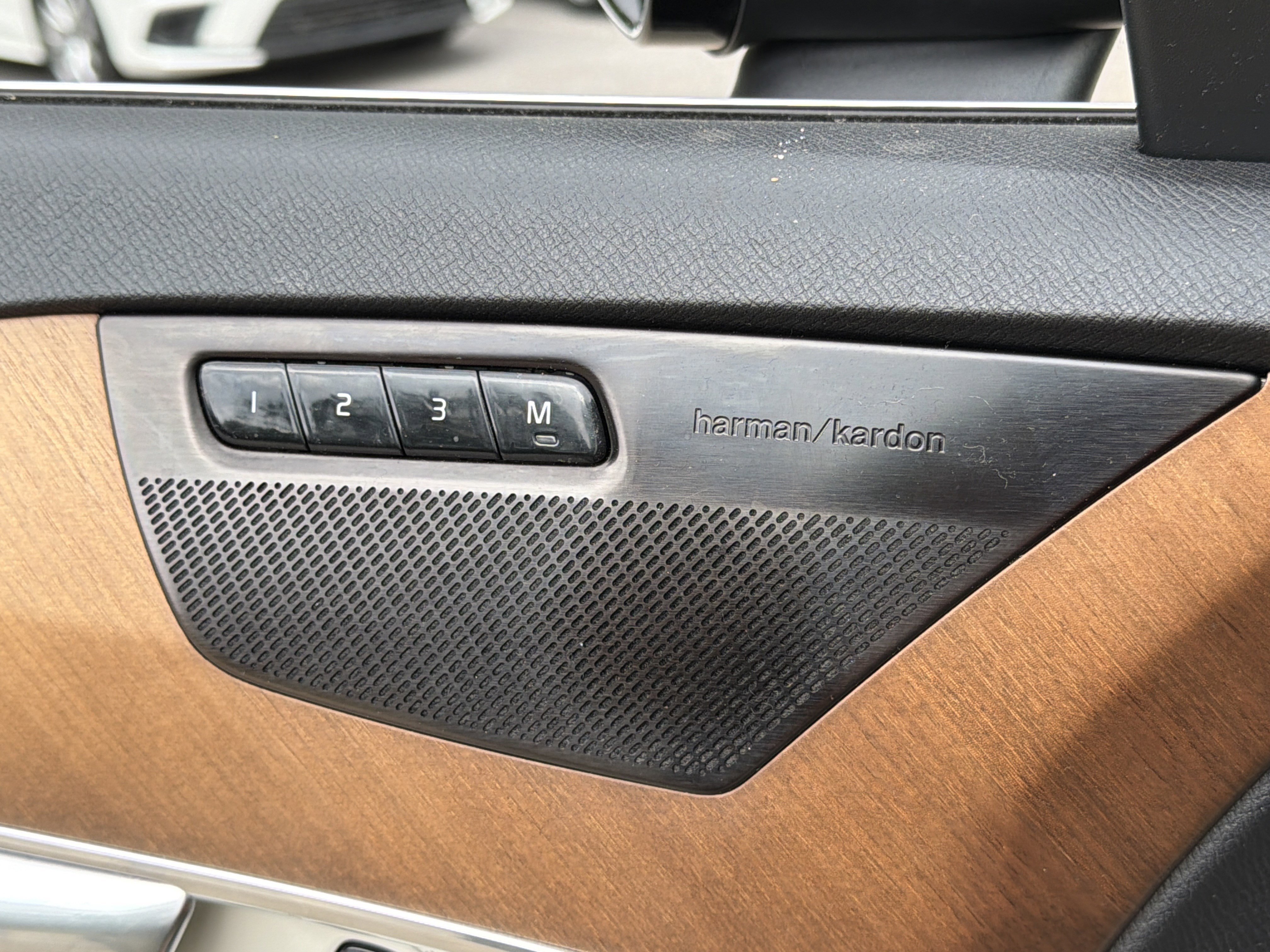Used 2021 Onyx Black Metallic Volvo Momentum image 13