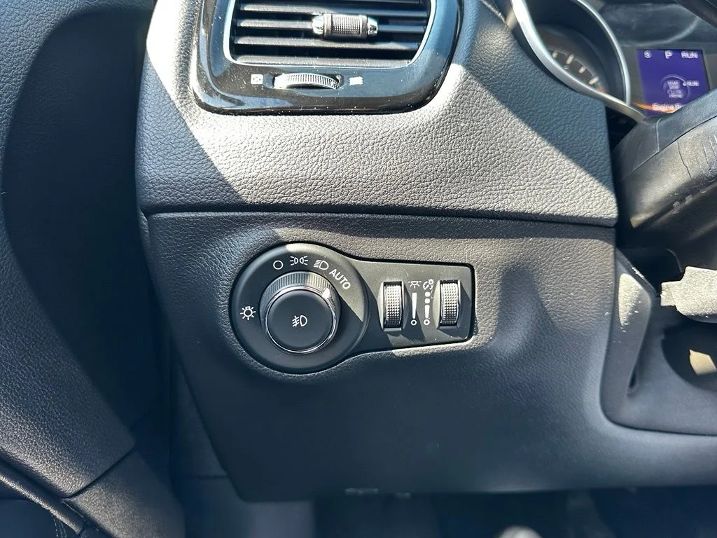 Used 2019 Gray Jeep Latitude image 31