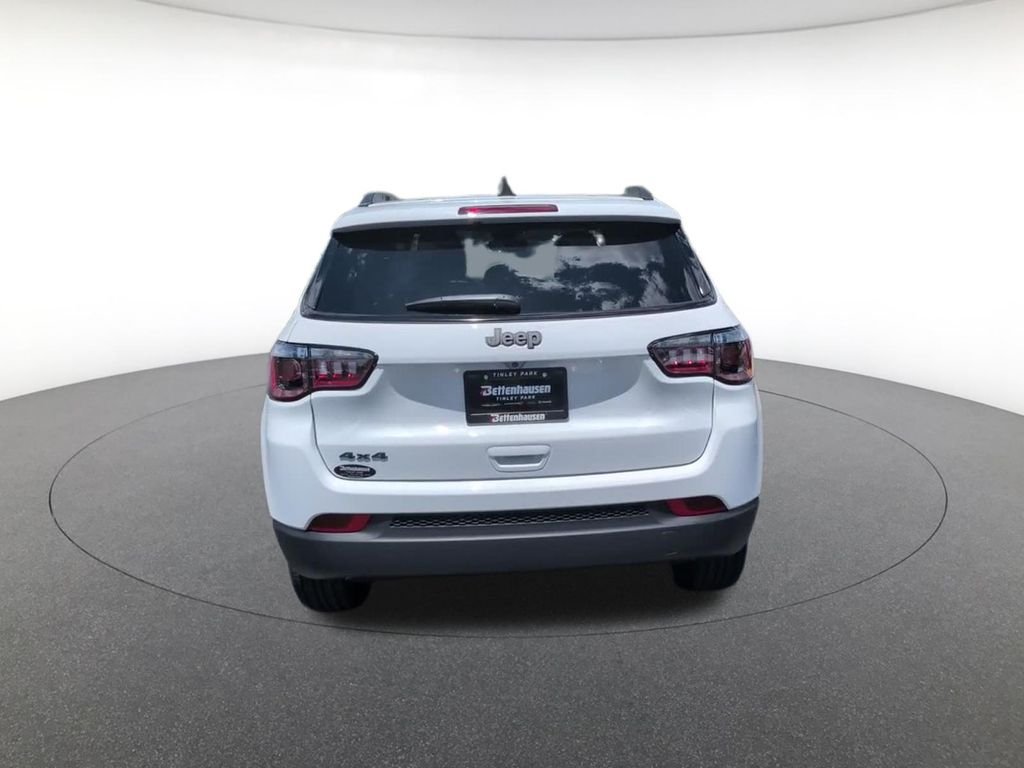 New 2026 Bright White Clear-Coat Exterior Paint Jeep Latitude image 7