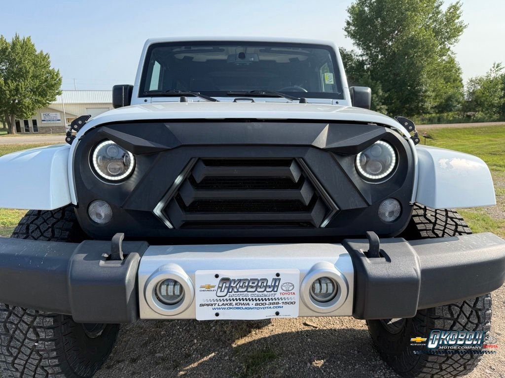Used 2015 White Jeep Unlimited Sahara image 8