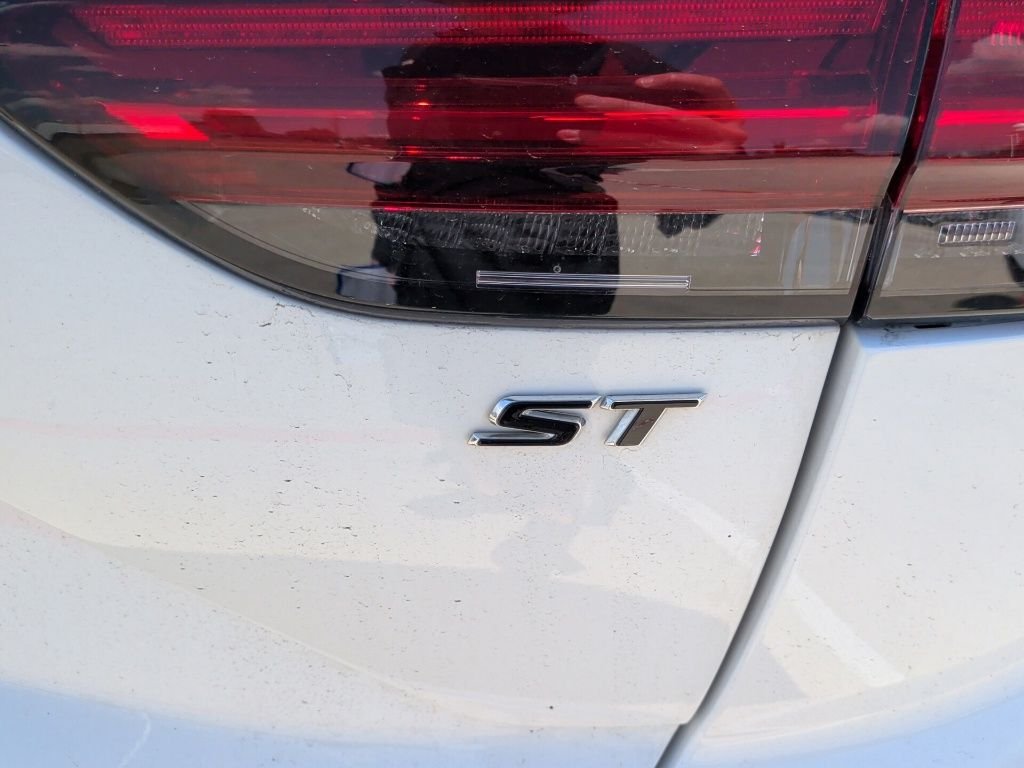Used 2022 White Buick Essence image 9