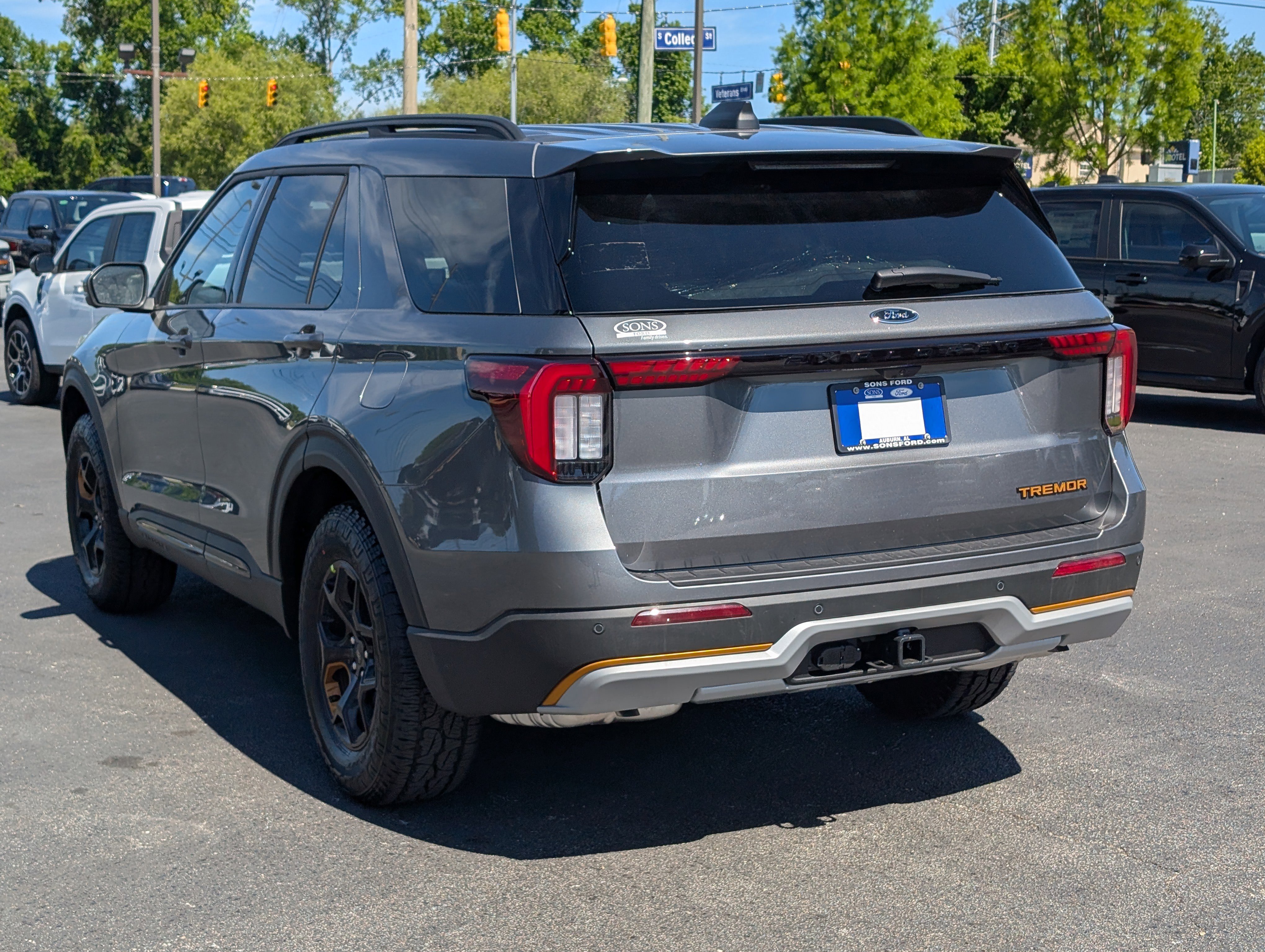 New 2026 Carbonized Gray Metallic FORD Tremor image 13
