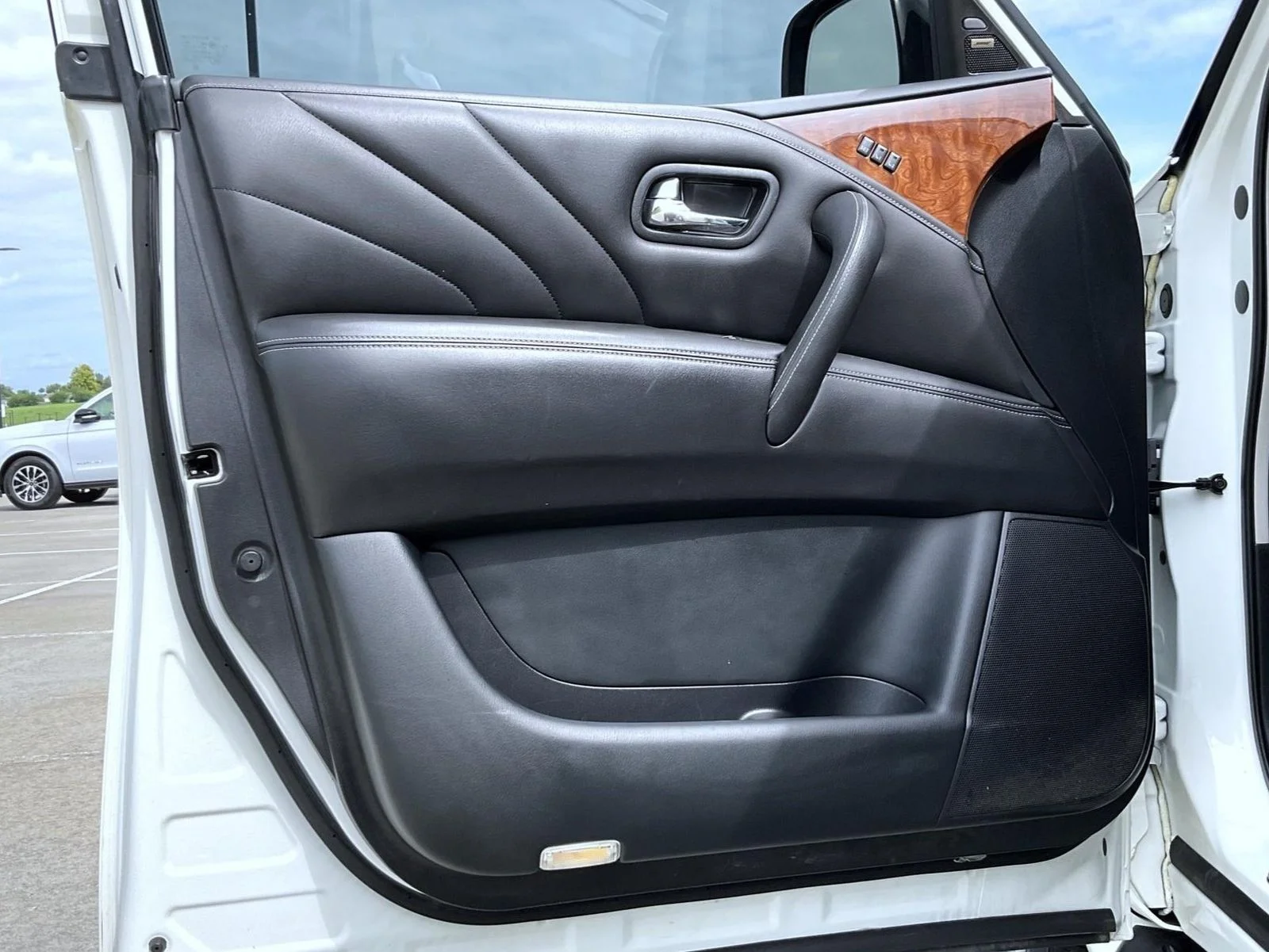 Used 2017 White INFINITI Base image 9